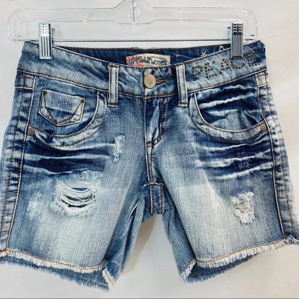 Wallflower Womans Denim Shorts Size 0‎ Distressed Embroidered Peace Sign 
g66